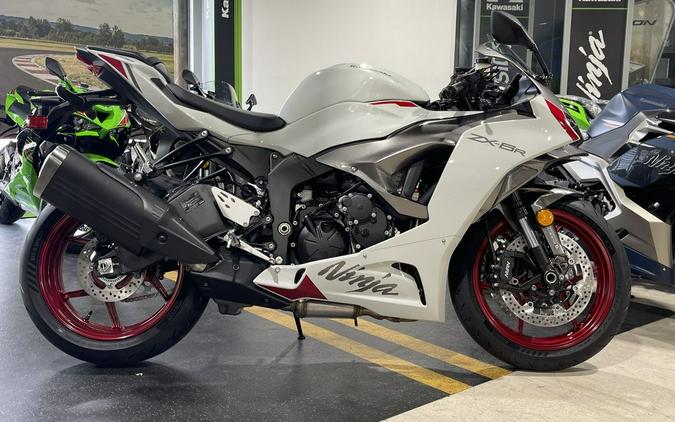 2024 Kawasaki Ninja® ZX™-6R ABS Pearl Robotic White/Metallic Graphite Gray