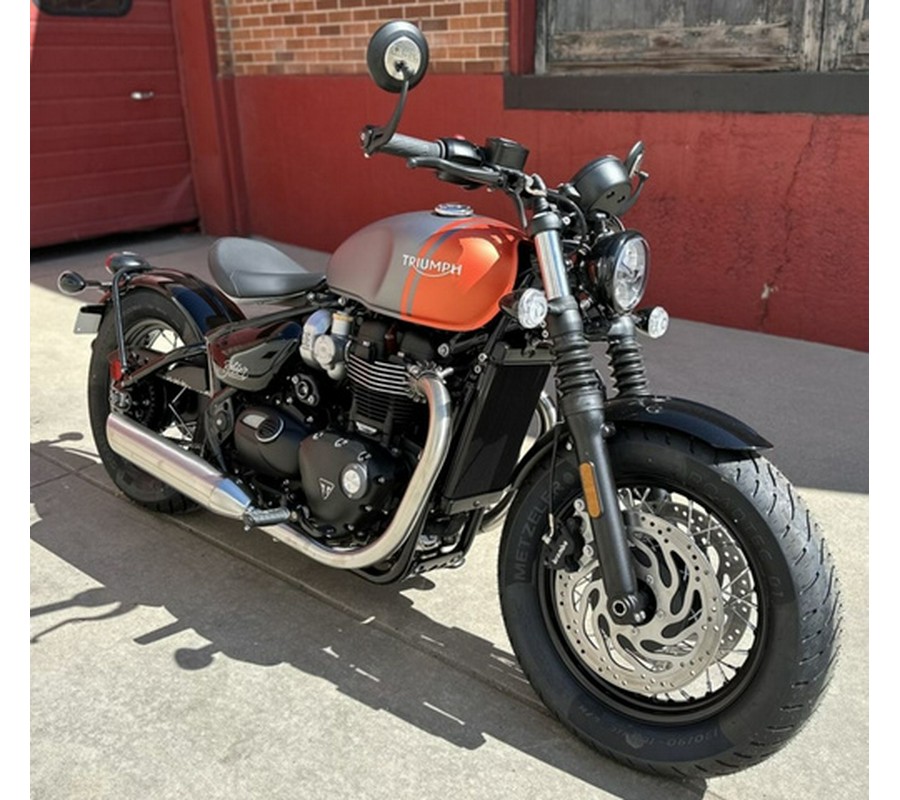 2025 Triumph Bonneville Bobber Matte Graphite/Matte Baja Orange