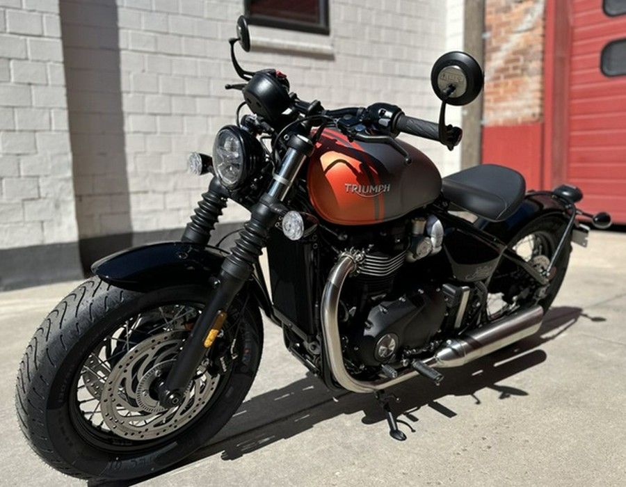 2025 Triumph Bonneville Bobber Matte Graphite/Matte Baja Orange