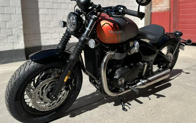 2025 Triumph Bonneville Bobber Matte Graphite/Matte Baja Orange