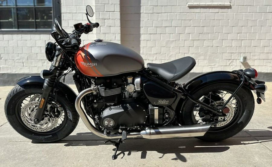2025 Triumph Bonneville Bobber Matte Graphite/Matte Baja Orange