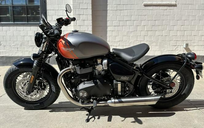 2025 Triumph Bonneville Bobber Matte Graphite/Matte Baja Orange