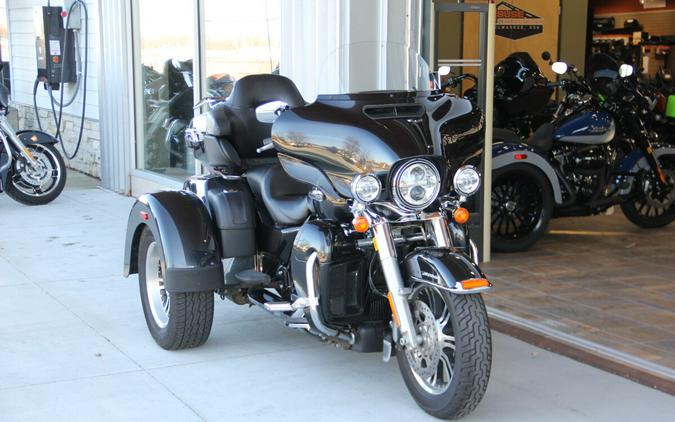 2018 Harley-Davidson Tri Glide Ultra Black Tempest