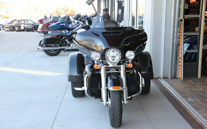 2018 Harley-Davidson Tri Glide Ultra Black Tempest