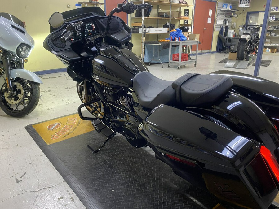 2024 Harley-Davidson Road Glide® Vivid Black - Black Finish