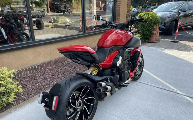 2023 Ducati Diavel V4 Ducati Red