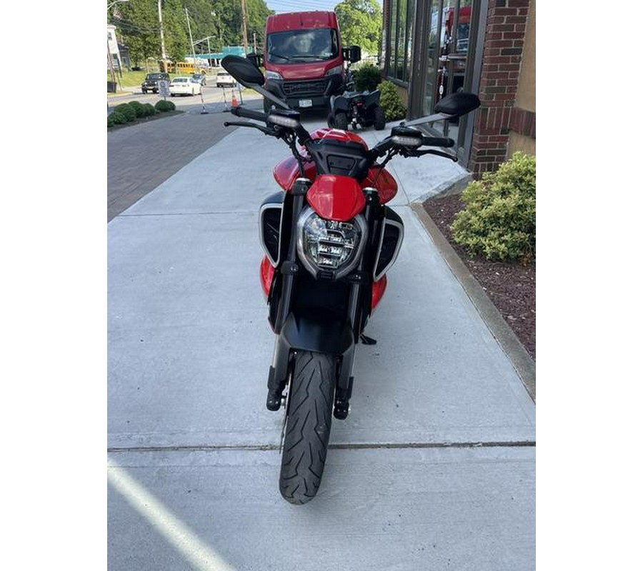 2023 Ducati Diavel V4 Ducati Red