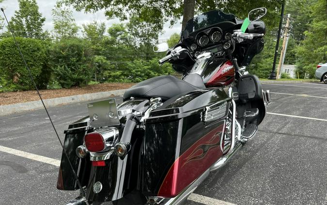 2011 Harley-Davidson CVO Ultra Classic Electra Glide FLHTCUSE8