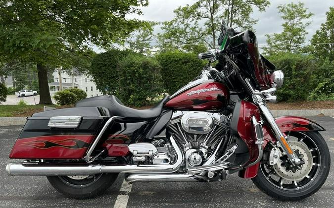 2011 Harley-Davidson CVO Ultra Classic Electra Glide FLHTCUSE8