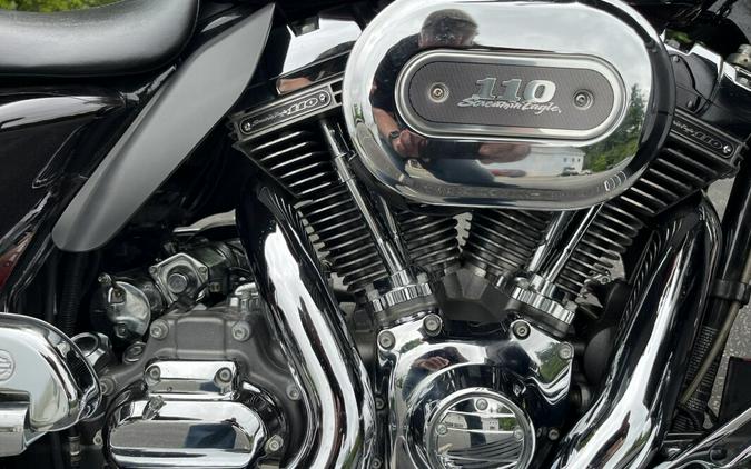 2011 Harley-Davidson CVO Ultra Classic Electra Glide FLHTCUSE8