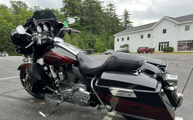 2011 Harley-Davidson CVO Ultra Classic Electra Glide FLHTCUSE8