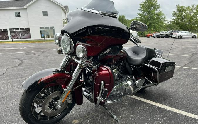 2011 Harley-Davidson CVO Ultra Classic Electra Glide FLHTCUSE8