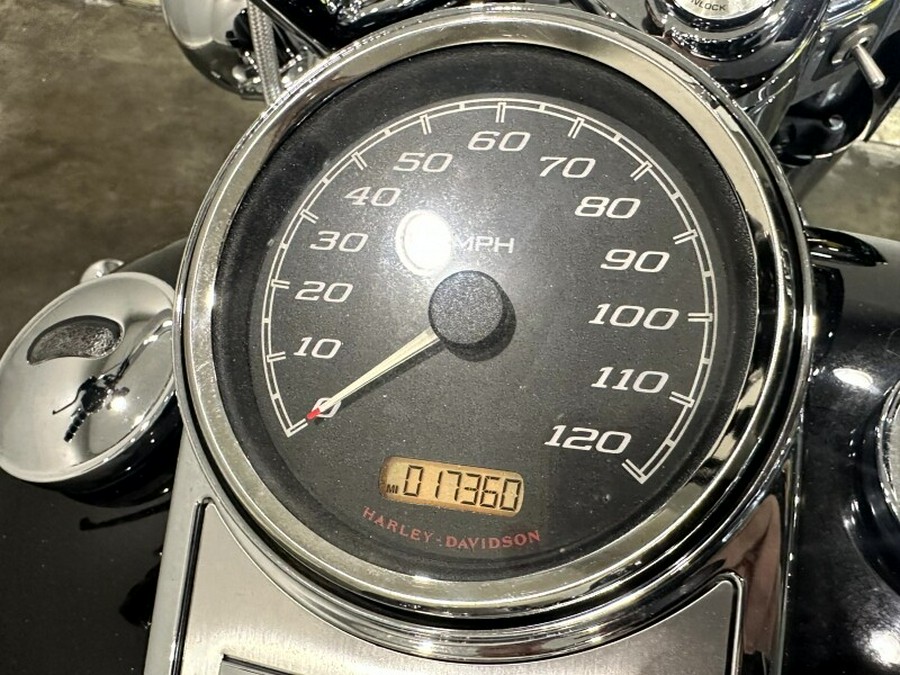 Harley-Davidson® Road King® 2014 FLHR 614965B BLACK W/ PINSTRIPE