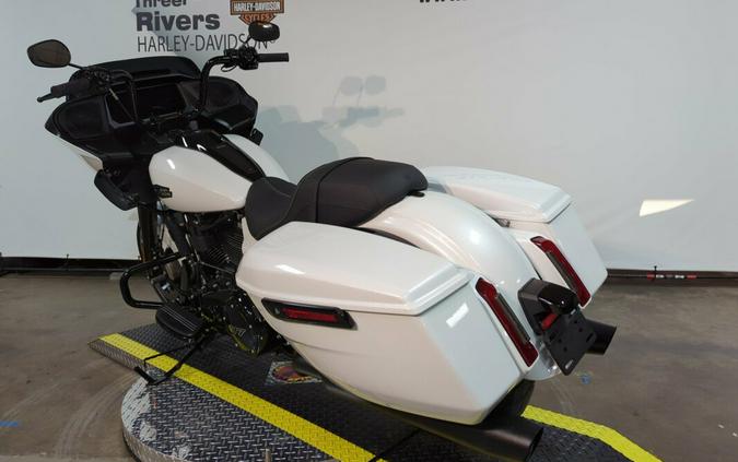 2024 Harley-Davidson® Road Glide® White Onyx Pearl – Black Finish