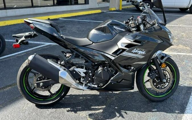 2022 Kawasaki Ninja® 400 ABS Metallic Carbon Gray/Metallic Flat Spark Black