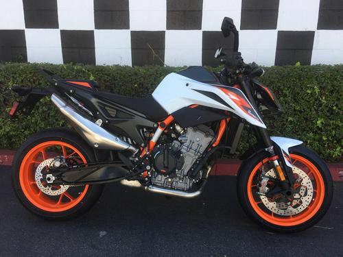 2020 KTM 890 Duke R Review: Faster, Better (17 Fast Facts)