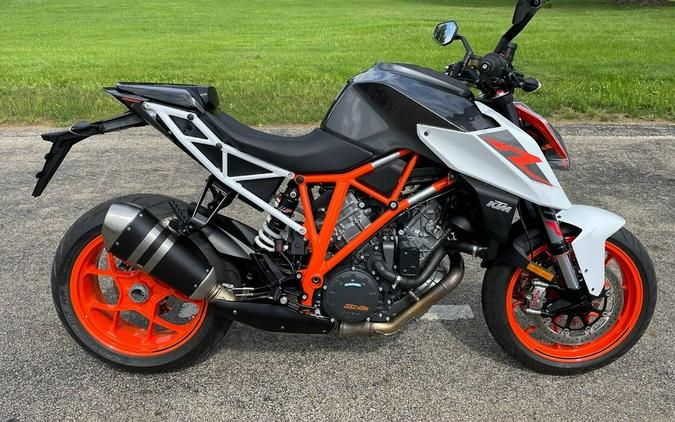 Comparison Ride Review: 2017 Aprilia Tuono V4 1100 vs. 2017 KTM Super Duke 1290 R