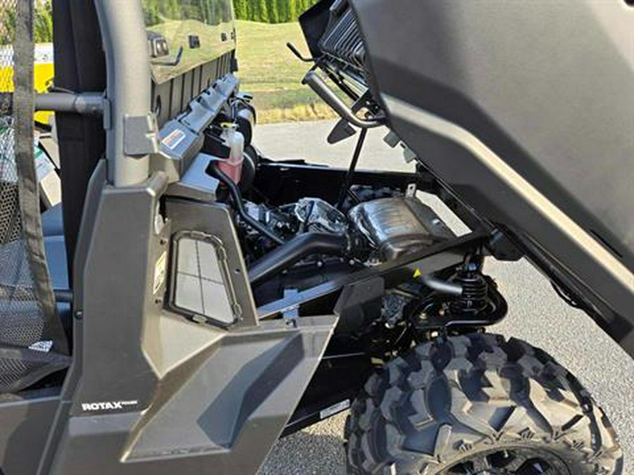 2023 Can-Am Defender DPS HD7