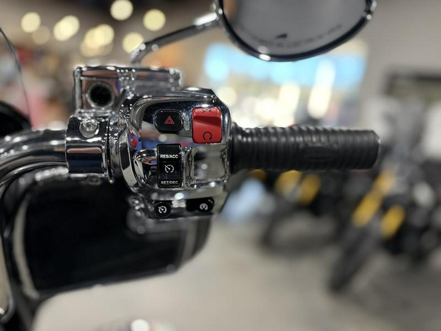 2017 Indian Motorcycle® Roadmaster® Steel Gray Over Thunder Black