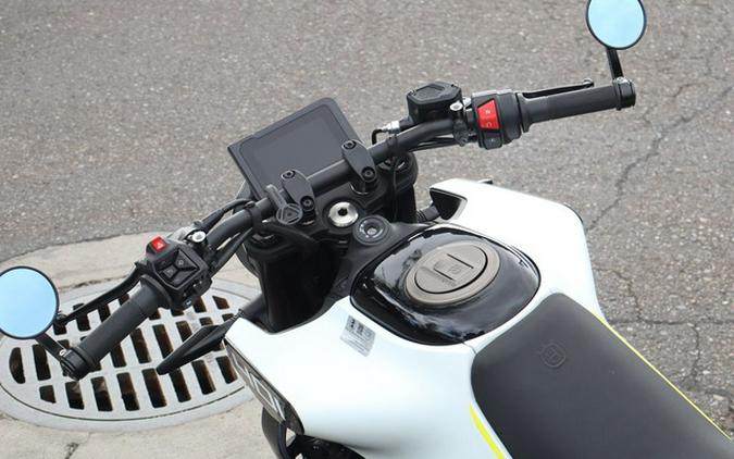 2024 Husqvarna SVARTPILEN 401