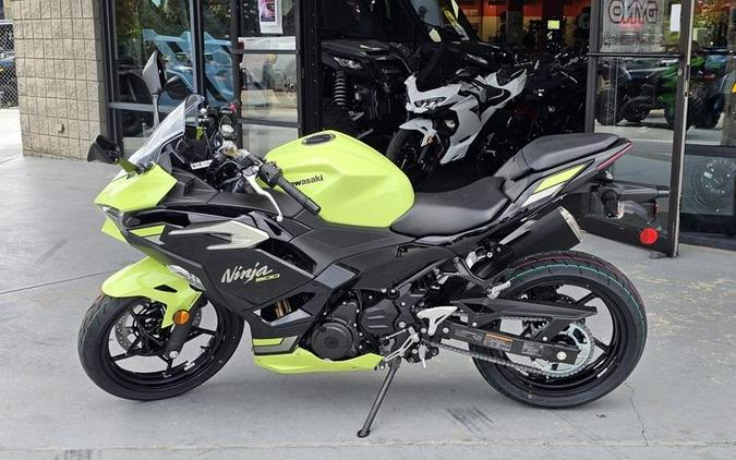 2026 Kawasaki Ninja® 500 ABS Metallic Yellowish Green/Ebony