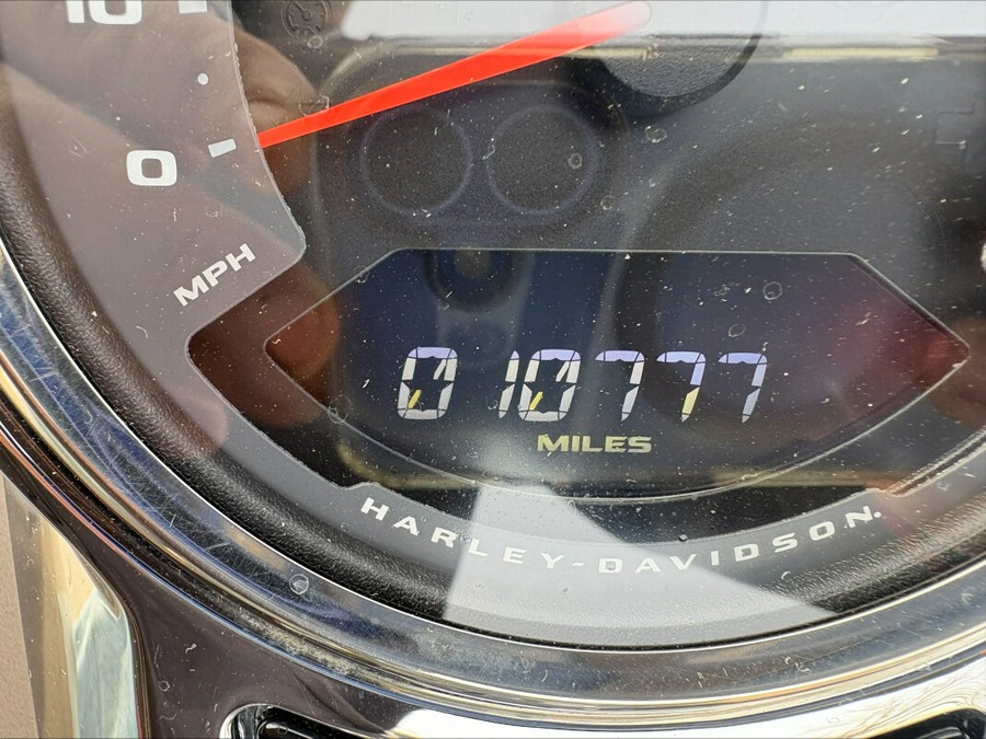 2018 Harley-Davidson® Sport Glide™ Silver Fortune