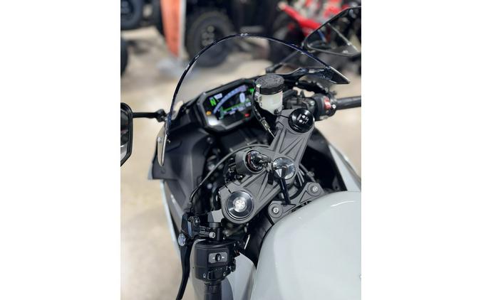 2025 Kawasaki Ninja® ZX™-6R Base