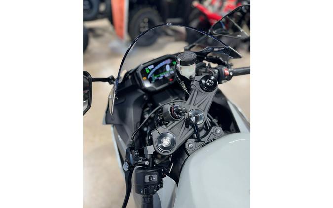 2025 Kawasaki Ninja® ZX™-6R Base