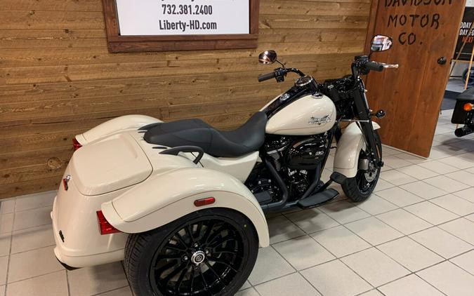 2023 Harley-Davidson Freewheeler White Sand Pearl FLRT