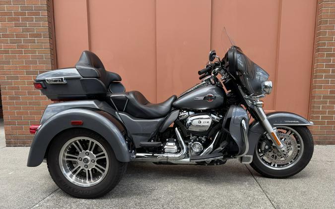Harley-Davidson® Tri Glide® Ultra Gauntlet Gray Metallic/Vivid Black