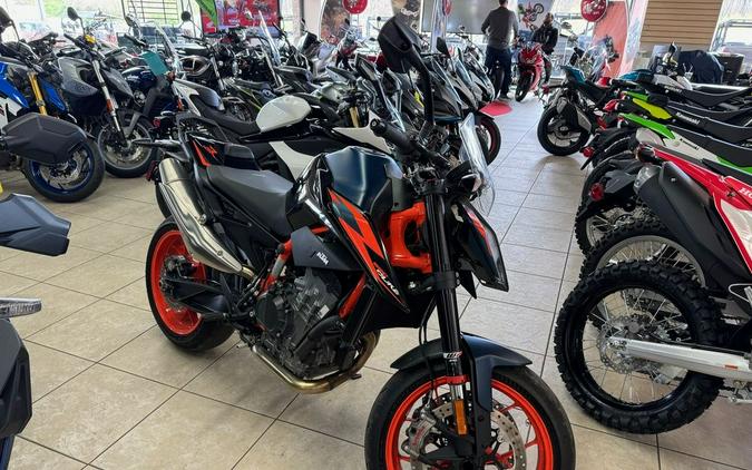 2022 KTM 890 Duke R