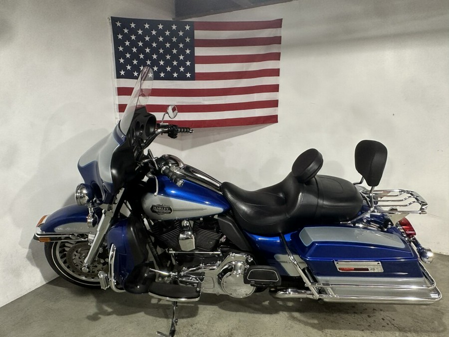 2010 Harley-Davidson Electra Glide® Ultra Classic® Flame Blue Pearl & Pewter Pearl