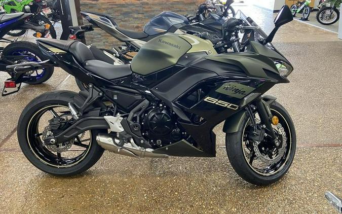 2024 Kawasaki Ninja® 650 Metallic Covert Green/Metallic Spark Black