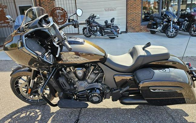 2024 Indian Motorcycle® Challenger® Dark Horse® Icon Smoky Quartz Metallic Pearl/Black Metallic