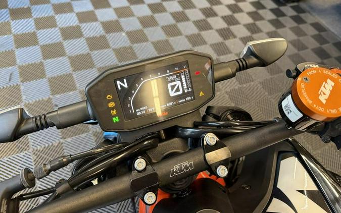2022 KTM 890 Duke R