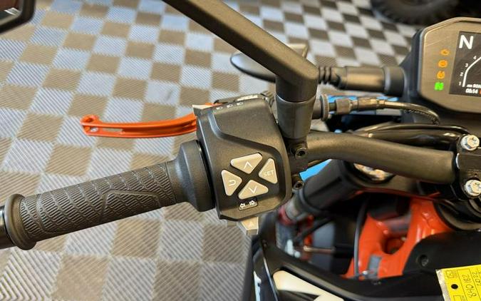2022 KTM 890 Duke R