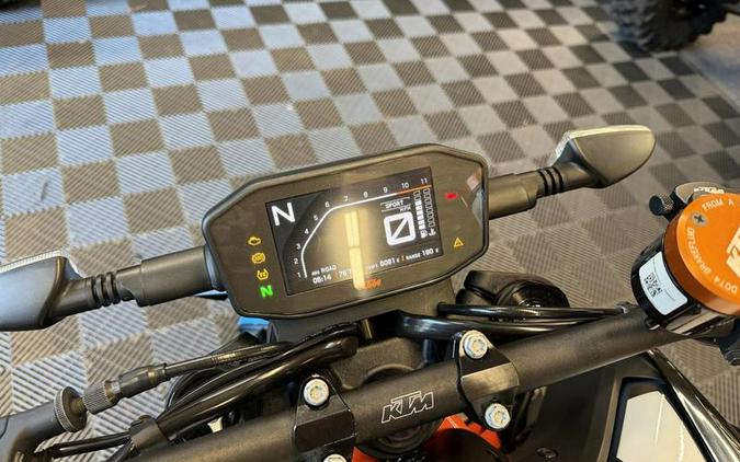 2022 KTM 890 Duke R