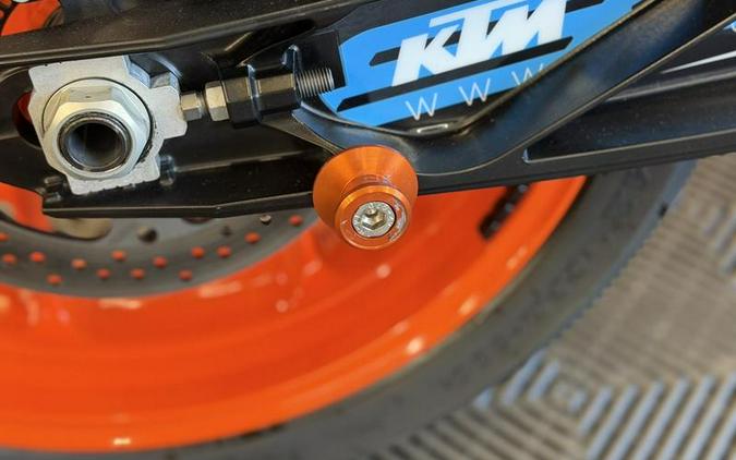 2022 KTM 890 Duke R