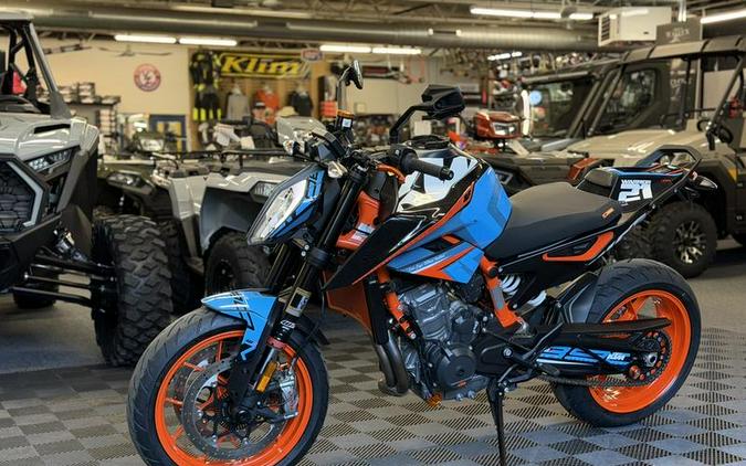2022 KTM 890 Duke R