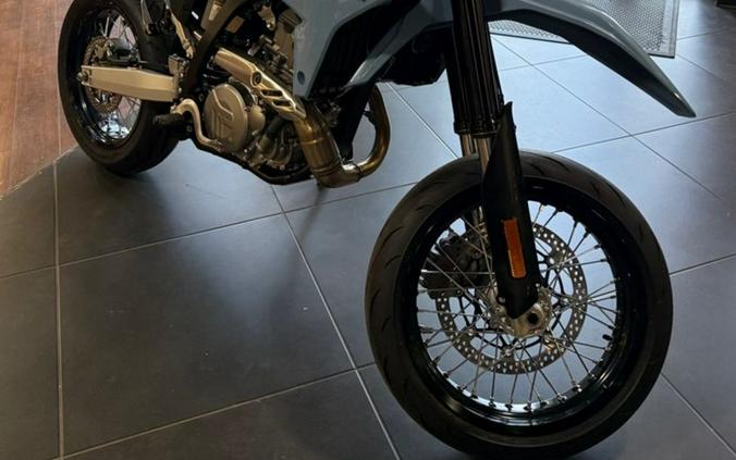 2025 Suzuki DR-Z4SM