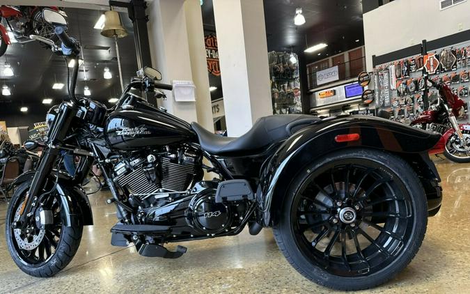 2023 Harley-Davidson Freewheeler BLACK W/ PINSTRIPE