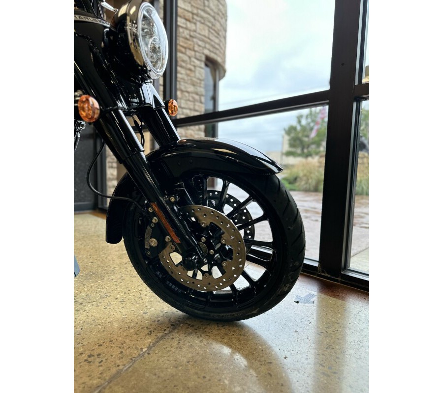 2023 Harley-Davidson Freewheeler BLACK W/ PINSTRIPE