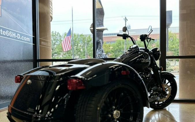 2023 Harley-Davidson Freewheeler BLACK W/ PINSTRIPE