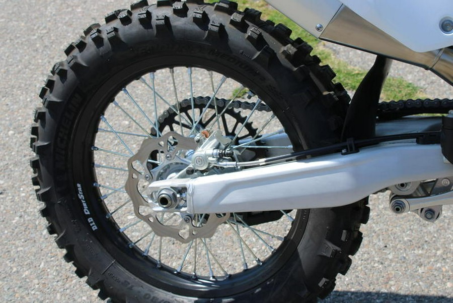 2026 Triumph TF 450-E Jet Black/Pure White