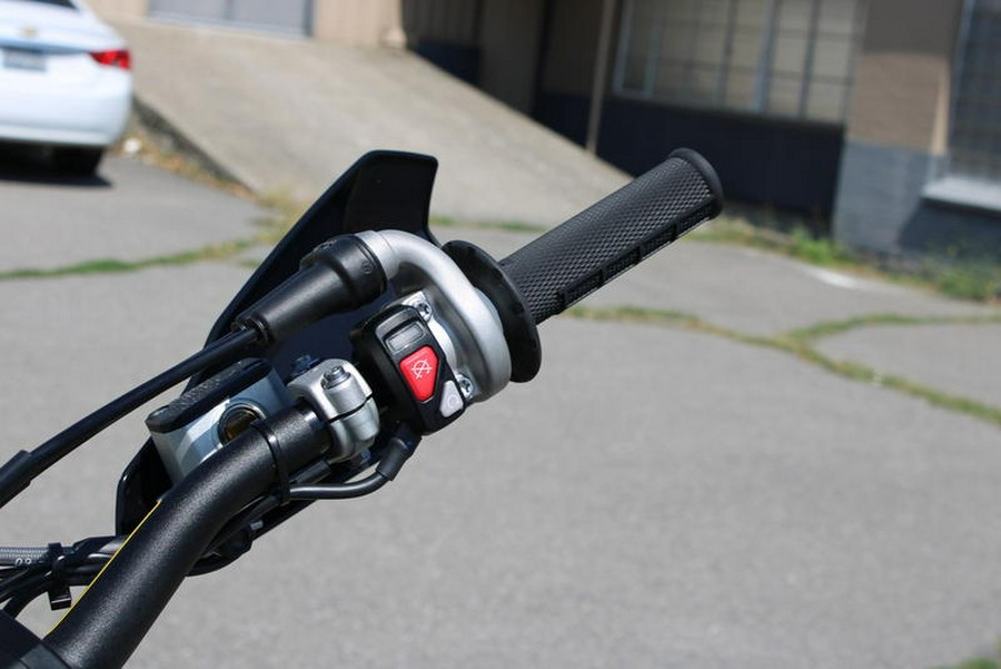 2026 Triumph TF 450-E Jet Black/Pure White