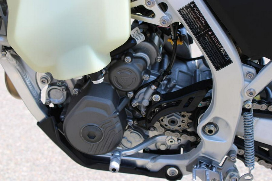 2026 Triumph TF 450-E Jet Black/Pure White