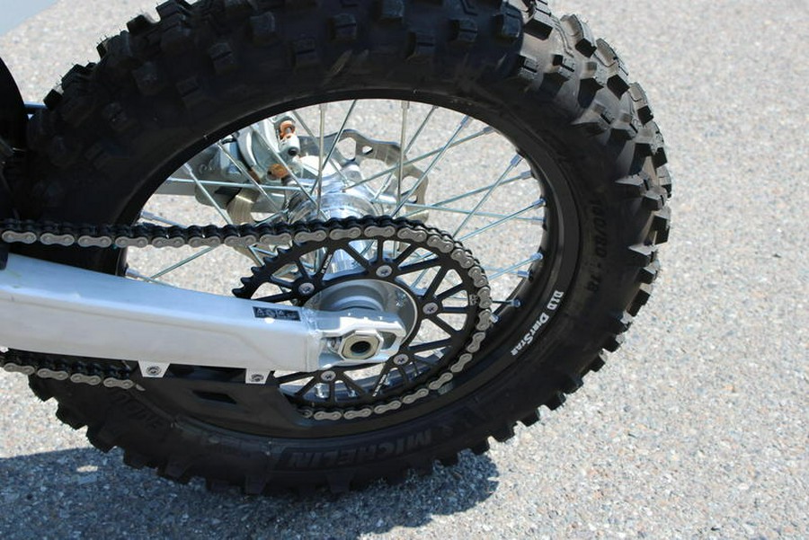 2026 Triumph TF 450-E Jet Black/Pure White