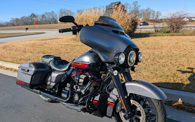 2020 Harley-Davidson® CVO™ Street Glide® Smoky Gray & Black Hole
