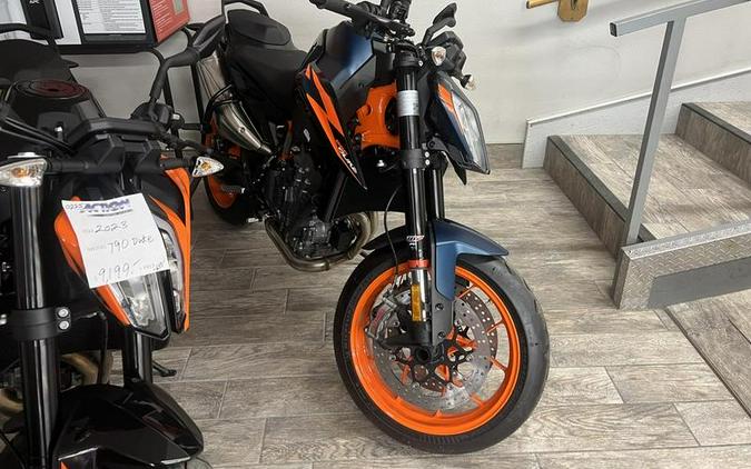 2023 KTM 890 Duke R