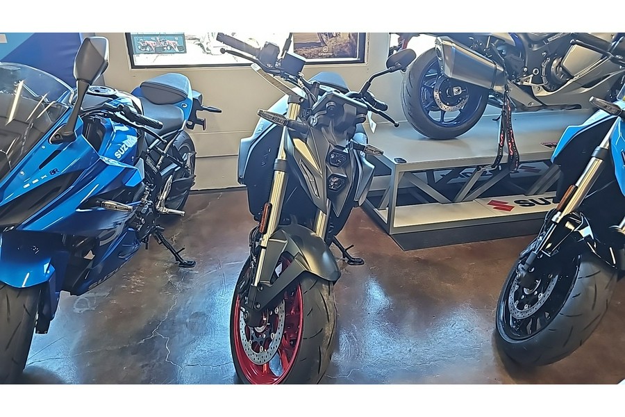 2025 Suzuki GSX800RQM5